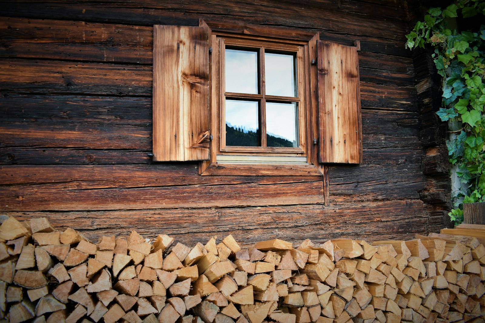 Finestra in legno su facciata di casa, soluzione legno-alluminio