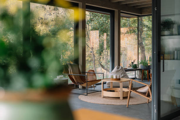Interno moderno con grandi finestre in legno e vista panoramica